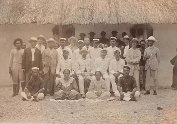 New Zealand Cabinet Minister C. H. Mills (centre with hat and beard) at Manihiki 1903